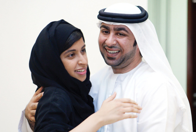 "دموع الفرح تنهمر من عيني أخ هدى بعد حصولها على المركز الأول في القسم الأدبي"