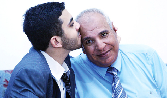 "أحمد ضيفي يقبّل رأس والده لدعمه المستمر له تصوير ـــ ويلسون"