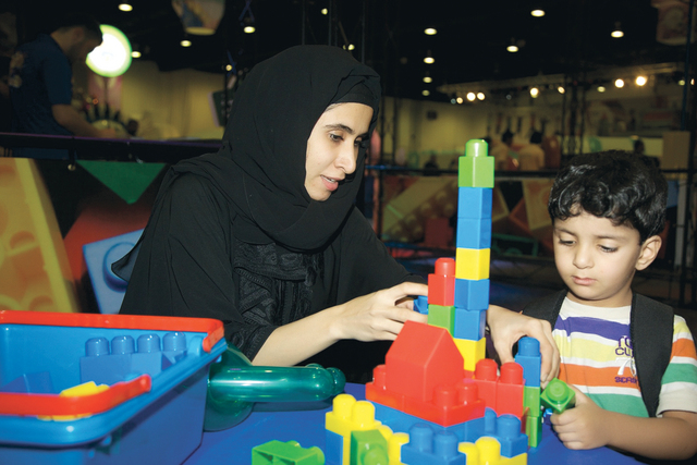 "متطوعة تقدم المساعدة لإحدى الطفلات"