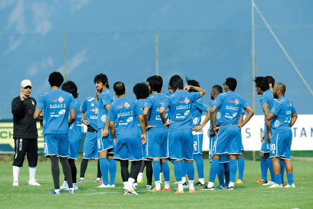 "مهدي علي ينتقل بالمران إلى الجانب التكتيكي \tتصوير : عادل النعيمي"