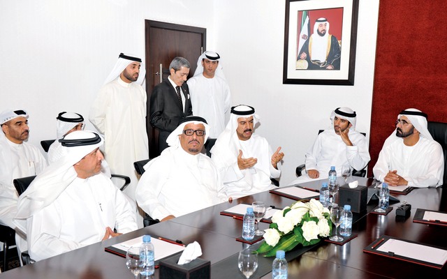 "محمد بن راشد يستمع من عارف المهيري إلى شرح عن الخطة الاستراتيجية بحضور حمدان بن محمد ومحمد الشيباني وضاحي خلفان \t تصوير ــــ محمد هشام"