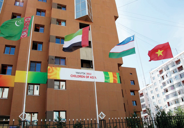 "علم الإمارات يرفرف في قرية الرياضيين"