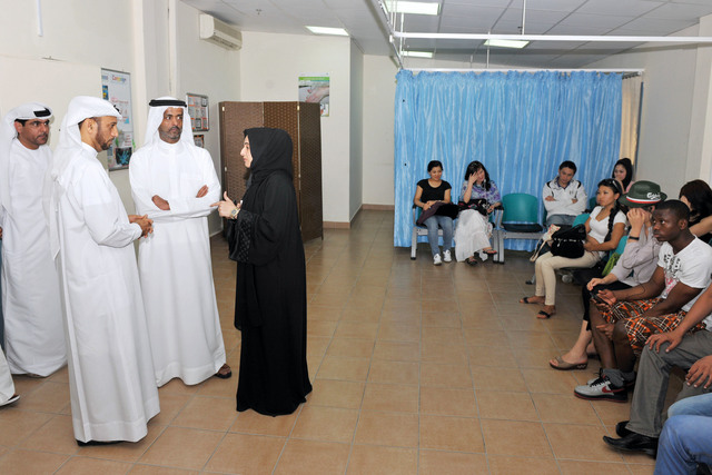 "المري والمروشد يتفقدان صالة انتظار المراجعين ويستمعان إلى شرح عن نشاط المركز ( تصوير محمد هشام)"