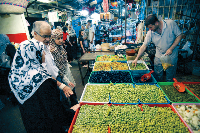 "انتاج وفير من كل صنف وإقبال كبير على الشراء"