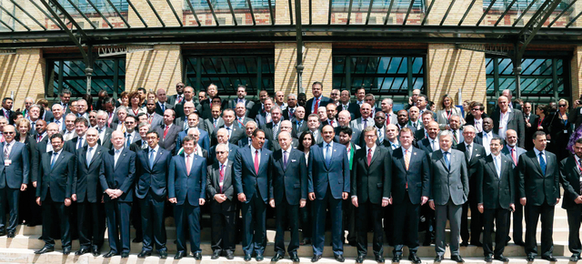 "لقطة جماعية لممثلي الدول المشاركة في مؤتمر أصدقاء سوريا أمس بباريس (وام)"