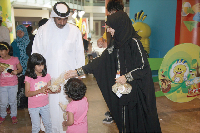 "أكياس الحلوى تسعد الصغار\t (من المصدر)"