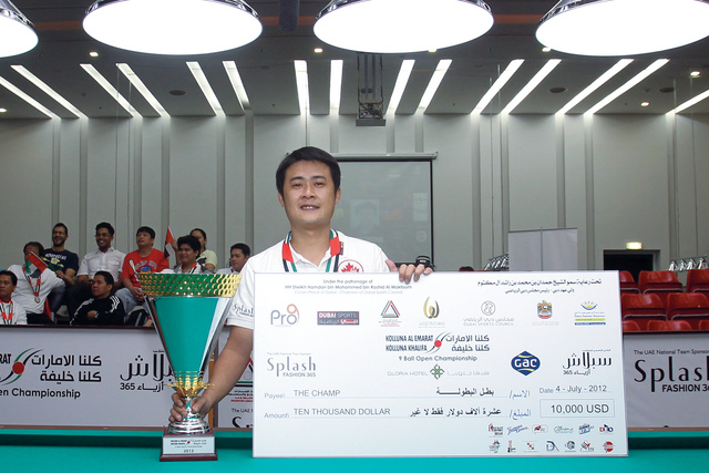 "البطل التايواني يستعرض كأس البطولة وجائزته المالية"