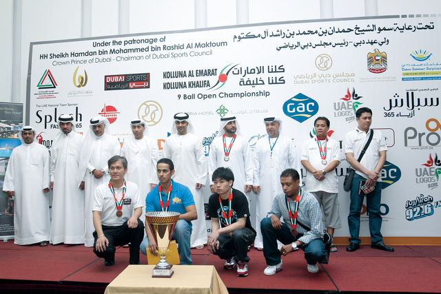 "كبار الحضور واللجنة المنظمة مع الفائزين بالمراكز الأولى في حفل الختام\tتصوير - موهان"