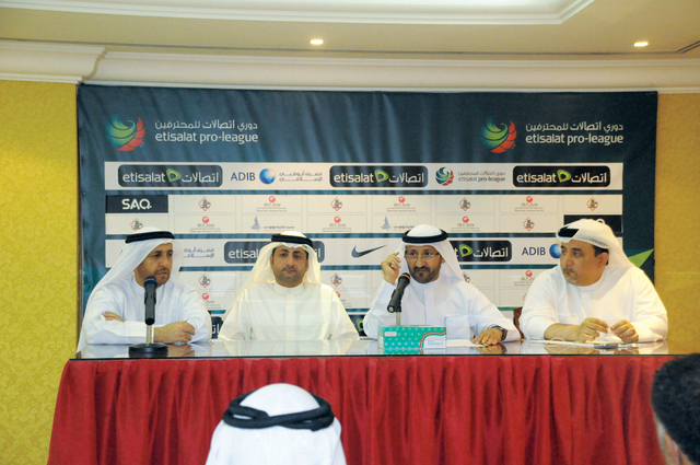 "خميس السويدي خلال حديثه في ملتقى الجماهير \"موقع ملك الإمارات\""