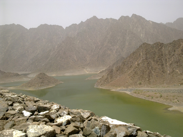 "سدود حتا تحتضن مياه الأمطار"