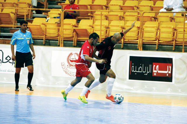 "راشد عبد الكريم خلال إدارته أحدى مباريات البطولة\t  تصوير مصطفى الأميري"