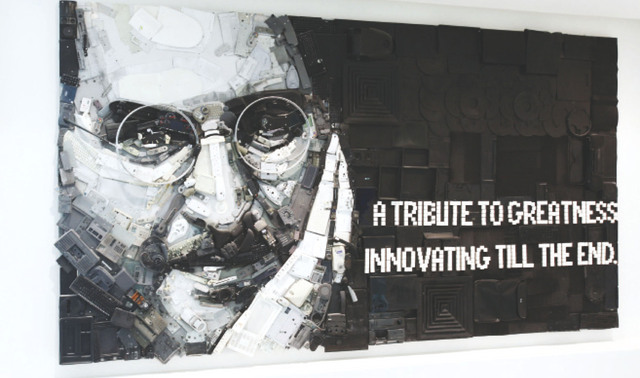 "لوحة فنية تخليدا لذكرى مؤسس شركة ابل ستيف جوبز تم رسمها باستخدام قطع بلاستيكية معاد تدويرها"