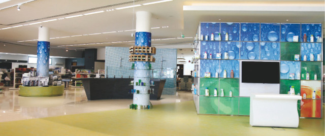 "يوفر المركز مجموعة متنوعة من المنتجات الاستهلاكية"