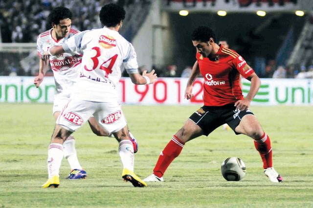 "من إحدى مباريات الديربي المصري بين الأهلي والزمالك\t(البيان)"