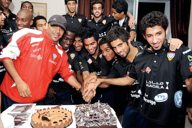 "اللاعبون يحتفلون بزملائهم الناجحين في الثانوية العامة\t ( من المصدر)"