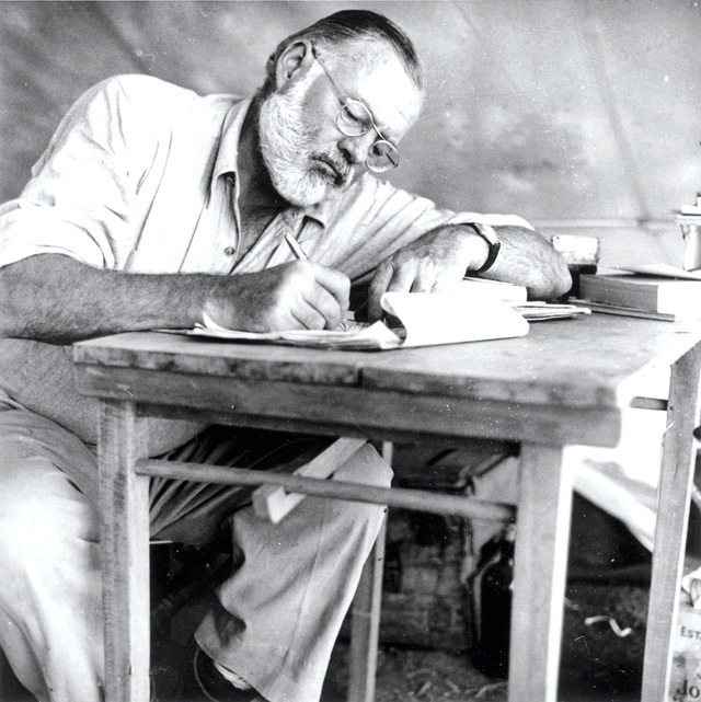 "أرنست همنغواي وانهماك في الكتابة\t   (إرشيفية)"