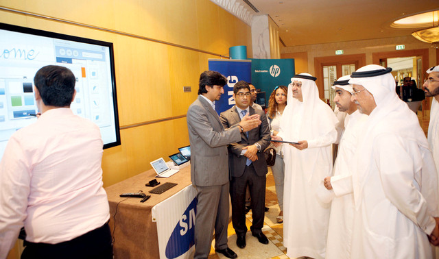 "القطامي خلال اطلاعه على طريقة العمل في الصفوف الذكية \t«من المصدر»"