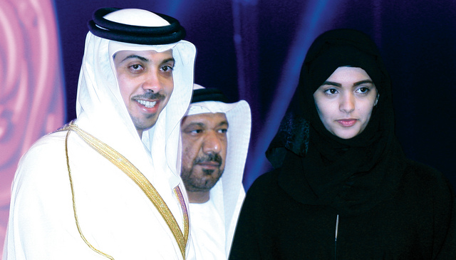 "منصور بن زايد يكرم إحدى المتفوقات"