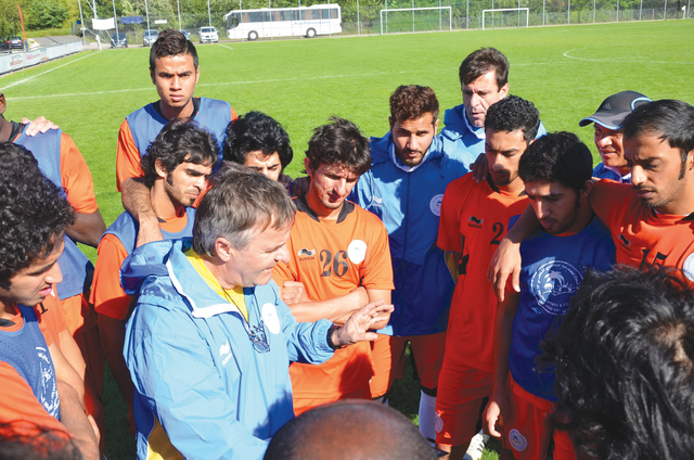 "مدرب الفريق الظفراوى يتحدث للاعبين\t (من المصدر)"