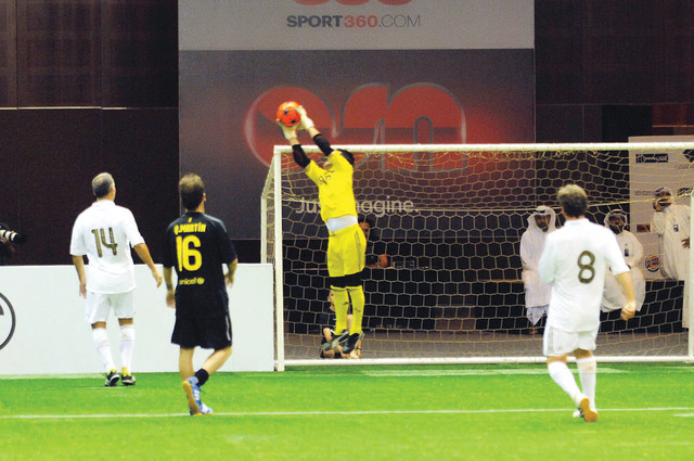 "متعة كروية في افتتاح بطولة خماسيات دبي لكرة القدم \t (من المصدر)"