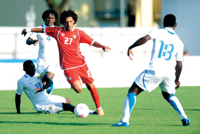 "المنتخب الأولمبي يتعادل وديا مع الغابون \tتصوير: عادل النعيمي"