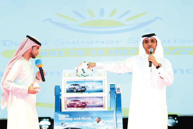 "خلال السحب على جوائز المفاجآت \tالبيان"