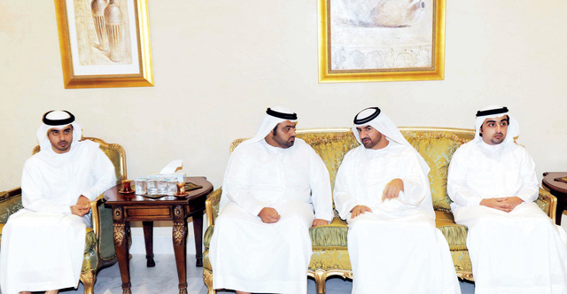 "محمد بن حمد الشرقي يعزي عبدالله القاسمي"