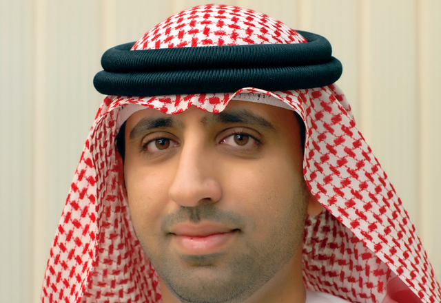 "محمد العبيدلي: استعلام إلكتروني وننجز معاملات 120 عاملاً يومياً"