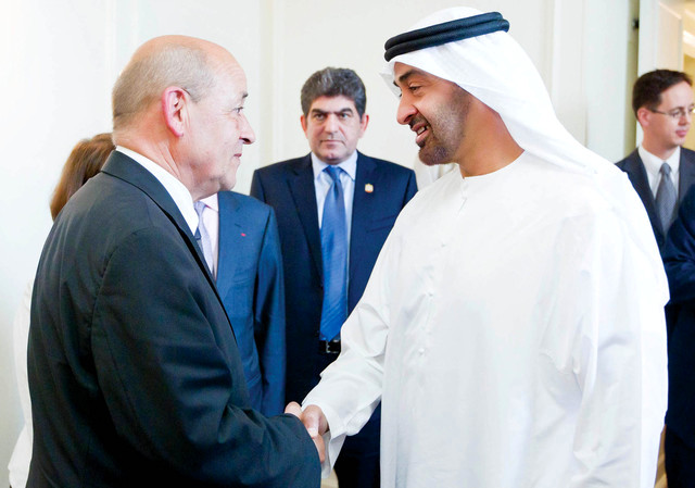 "محمد بن زايد خلال لقائه وزير الدفاع الفرنسي"