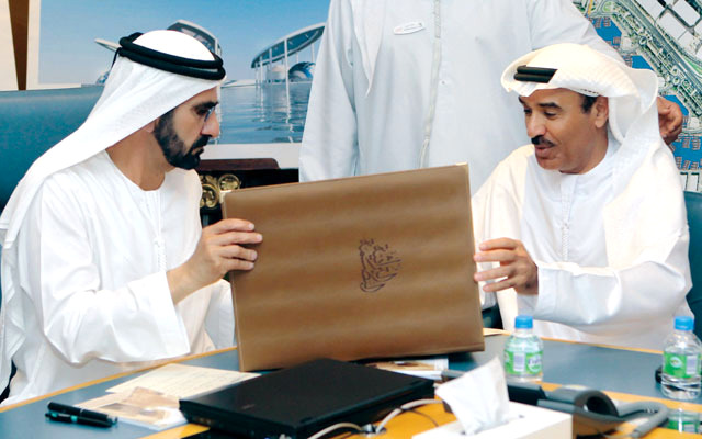 "محمد بن راشد يطلع من حسين لوتاه على كتاب البصمة التراثية\t (وام)"