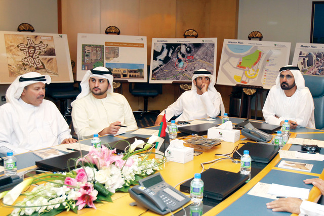 "محمد بن راشد خلال متابعته بحضور حمدان ومكتوم بن محمد ومصبح الفتان شرحاً عن المشاريع الإنمائية"