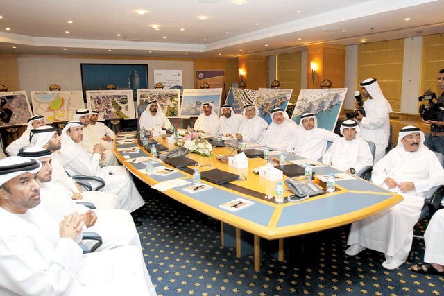 ".. وسموه يستمع إلى شرح عن المشاريع بحضور حمدان ومكتوم بن محمد وسعيد بن مكتوم والشيباني والفتان والنابودة ولوتاه"