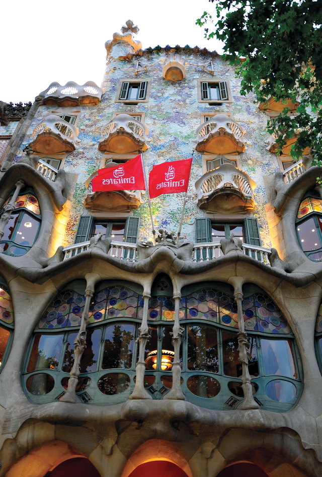 "أعلام طيران الإمارات ترفرف على أحد المبان الاثرية"