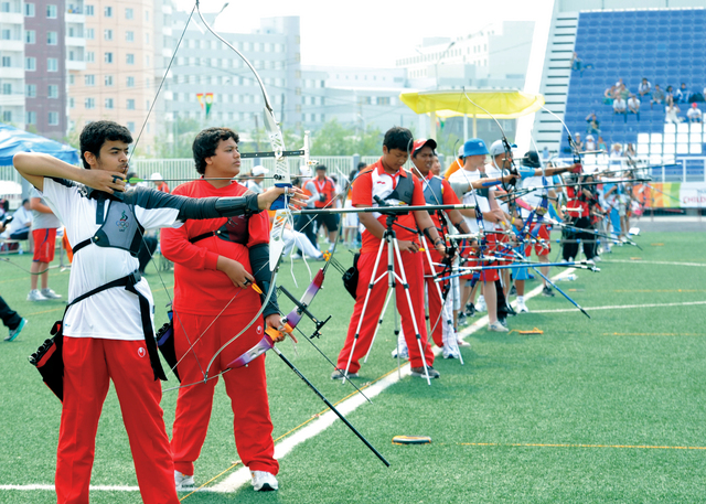 "أحمد وسعود خلال منافسات القوس والسهم من المصدر"