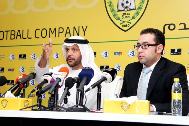 "محمد بن دخان أثناء المؤتمر الصحافي تصوير ــــــ حارس تي"