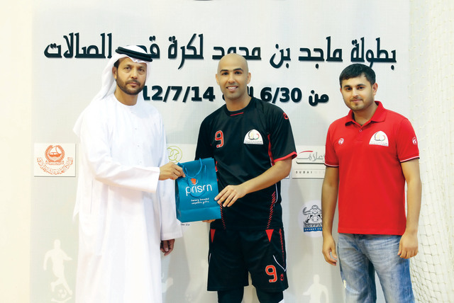 "محمد بن دخان يسلم سالم جميل الجائزة «البيان»"