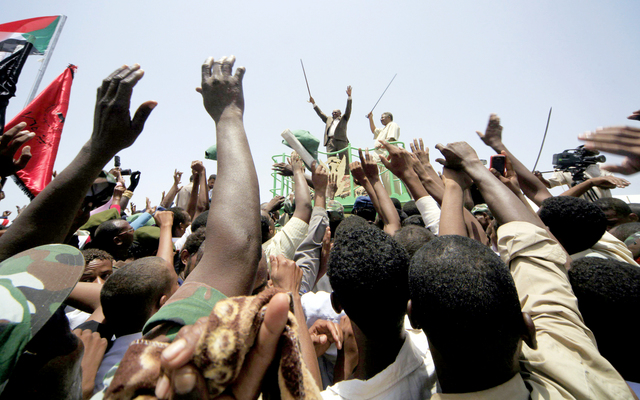 "البشير يغير الحكومات لمواجهة مد التظاهرات\tرويترز"