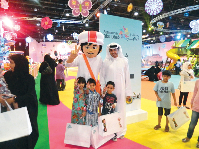 "عبد الله العامري مع أولاده والشخصية الكرتونية منصور \t\t البيان"