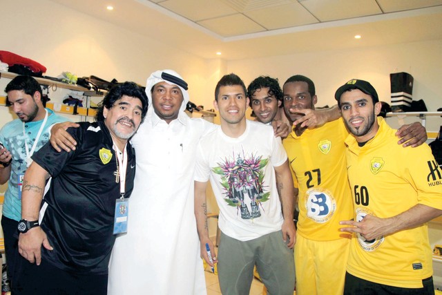 "مبارك حسن مع مارادونا وأجويرو \t البيان"