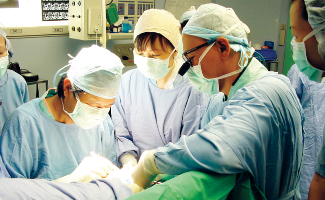 "مشهد من عميلية جراحة التجميلية (أرشيفية)"