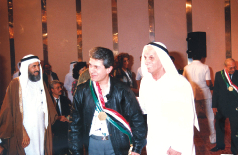 "سلطان العويس مكرماً سعد الله ونوس بعد فوزه بجائزة العويس"