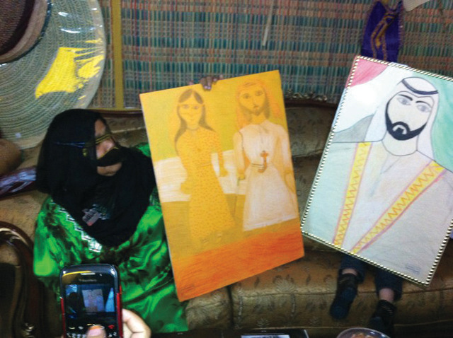 "شيخة السويدي مع رسوماتها"