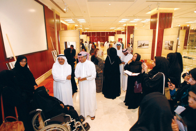 "شيخة في معرض «بعيون إماراتية» في مؤسسة العويس الثقافية"