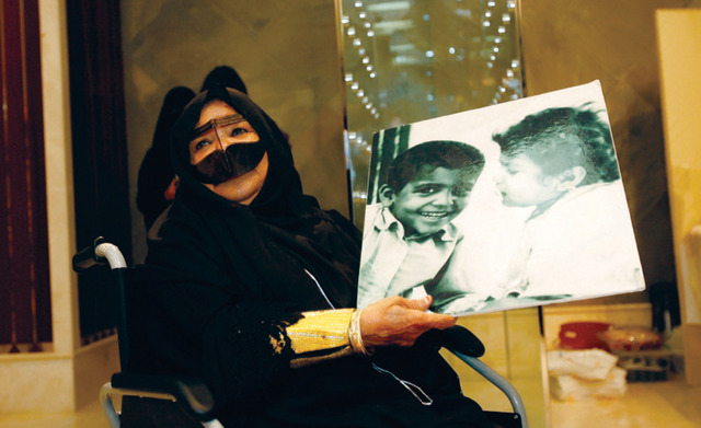 "شيخة السويدي مع إحدى صورها - تصوير ـــ مصطفى الأميري"