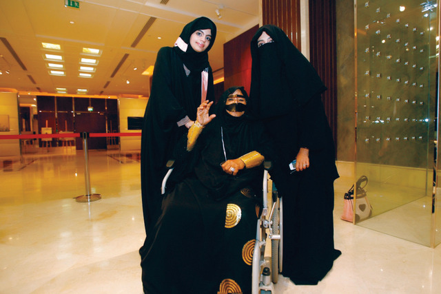 "وتتعاقب أجيال المصورات والرسامات.. شيخة السويدي مع فنانات يستلهمن مشوارها"