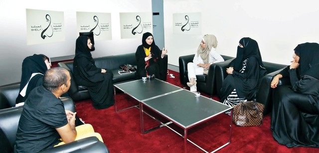 "امل مراد خلال المحاضرة للطلبة الـ 6 المشاركين في المسابقة                                      البيان"