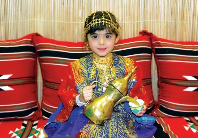 "فتاة تعرض زيا اماراتيا في ركن التراث في عالم مدهش"