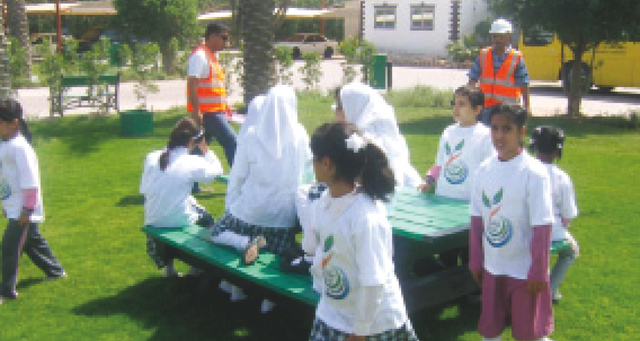 "مئات التلاميذ يزورون موقع الشركة سنوياً لتوسيع مداركهم البيئية"
