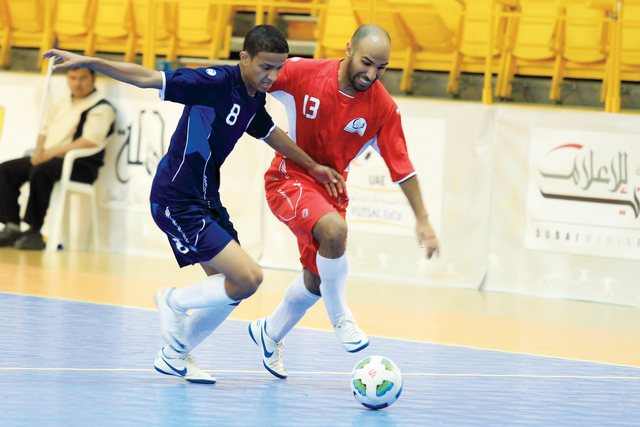 "صبري جميل في صراع على الكرة مع وليد بشر \t البيان"