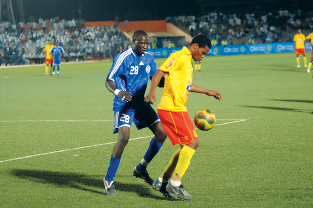 "من لقاء سابق بين الهلال والمريخ \tمن المصدر"